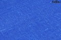 Ein blauer Tischläufer besteht aus 100 % reinem Leinen.