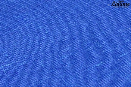 Ein blauer Tischläufer besteht aus 100 % reinem Leinen.