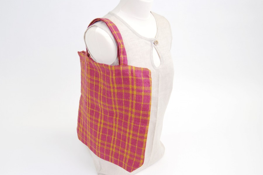 Robust, spacious linen shopping bag made from 100% purple linen
